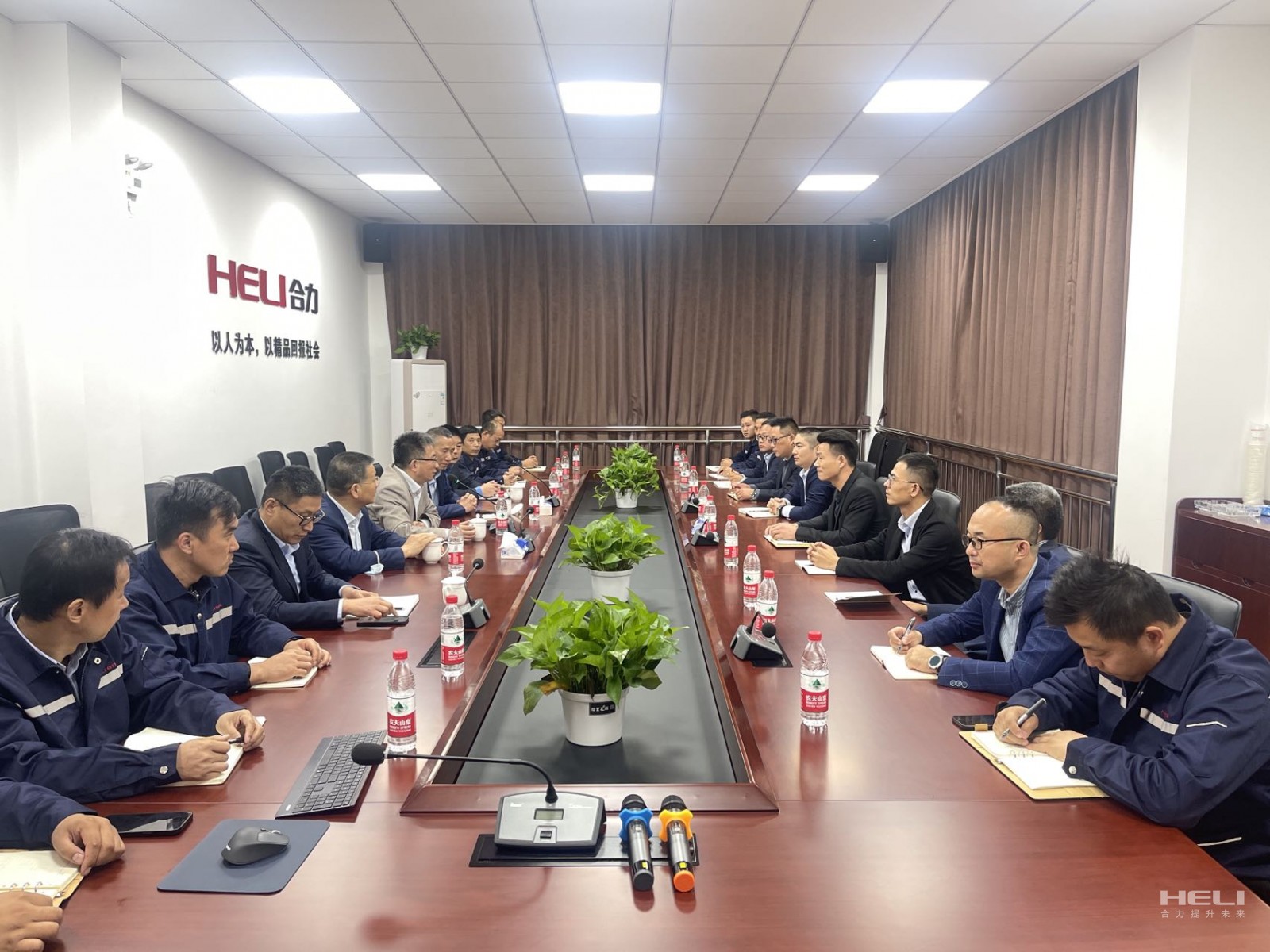 与上海ag亚娱集团昆山、嘉定分公司员工交流座谈.jpg
